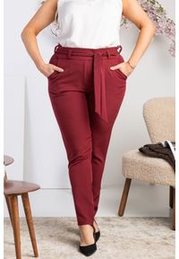 KARKO - SPODNIE cygaretki eleganckie z talią paper bag KOSTA bordowe PROMOCJA. Okazja: na co dzień, na spotkanie biznesowe. Stan: podwyższony. Kolekcja: plus size. Kolor: czerwony. Materiał: guma, tkanina, elastan, materiał, poliester. Długość: długie. Wzór: aplikacja, gładki. Sezon: jesień. Styl: elegancki #1
