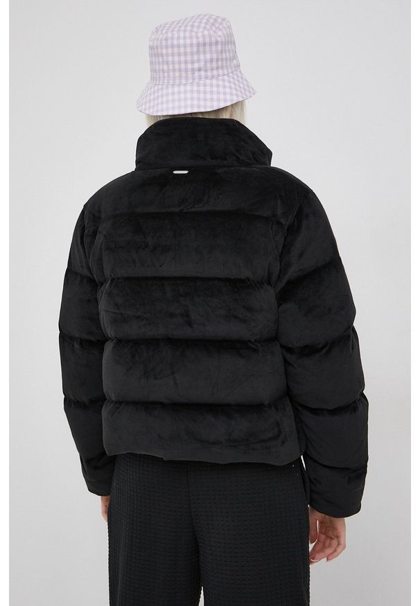 Superdry Kurtka puchowa damska kolor czarny zimowa. Okazja: na co dzień. Kolor: czarny. Materiał: puch. Wzór: gładki. Sezon: zima. Styl: casual