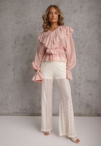 Renee - Różowa Bluzka w Typie Boho Ozdobiona Falbanami Sarlyss. Okazja: na co dzień. Typ kołnierza: dekolt w kształcie V. Kolor: różowy. Materiał: jeans. Długość rękawa: długi rękaw. Długość: długie. Wzór: aplikacja. Styl: boho #8