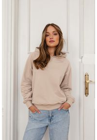 BLUZA MILA PIASKOWA S - Flawless. Okazja: do pracy, na spotkanie biznesowe. Typ kołnierza: kaptur. Materiał: bawełna, dzianina, dresówka. Styl: klasyczny, wakacyjny, sportowy, biznesowy, retro