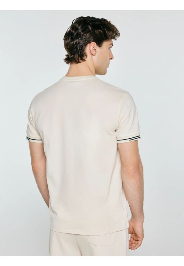 Big-Star - Koszulka męska bawełniana z logo BIG STAR kremowa Wlader 103. Kolor: kremowy. Materiał: bawełna. Wzór: ze splotem, nadruk. Styl: elegancki, klasyczny