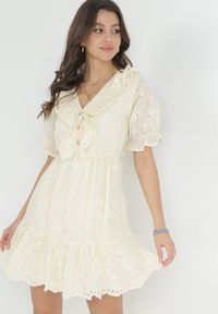 Born2be - Beżowa Sukienka z Ażurowej Tkaniny z Gumką w Pasie i Falbankami Culissa. Typ kołnierza: kołnierz z falbankami. Kolor: beżowy. Materiał: tkanina. Wzór: ażurowy #1