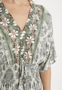 Born2be - Ciemnozielona Sukienka z Wiskozy w Ornamentalny Wzór z Szeroką Gumką w Pasie Tanissla. Okazja: na co dzień, na randkę, do pracy, na spotkanie biznesowe. Typ kołnierza: dekolt w kształcie V. Kolor: zielony. Materiał: wiskoza. Długość rękawa: krótki rękaw. Sezon: wiosna, lato. Styl: biznesowy, klasyczny, casual, elegancki #6