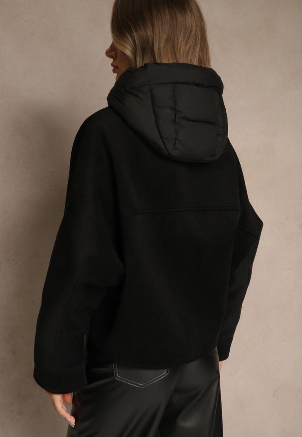 Renee - Czarna Nietoperzowa Kurtka Przejściowa z Kapturem Amiree. Okazja: na co dzień. Typ kołnierza: kaptur. Kolor: czarny. Materiał: dzianina. Długość: krótkie. Styl: casual