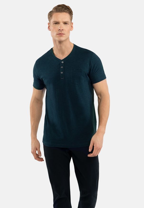 Volcano - T-shirt z rozpinanym dekoltem T-WARREN. Kolor: zielony. Materiał: jeans, bawełna, materiał, skóra. Długość rękawa: krótki rękaw. Długość: krótkie. Wzór: melanż, aplikacja. Styl: klasyczny