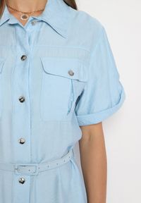 Born2be - Niebieska Wiskozowa Sukienka o Koszulowym Kroju z Paskiem Nelavyn. Okazja: na co dzień, do pracy. Kolor: niebieski. Materiał: wiskoza. Długość rękawa: krótki rękaw. Typ sukienki: koszulowe. Styl: casual, elegancki #7