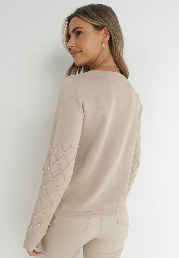 Born2be - Beżowy Kardigan Zapinany z Perłami Cholli. Okazja: na co dzień. Typ kołnierza: dekolt w kształcie V. Kolor: beżowy. Materiał: jeans. Wzór: geometria, aplikacja. Sezon: lato. Styl: elegancki, casual, klasyczny