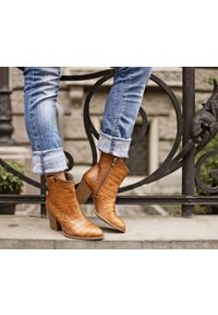 Zapato - kowbojki z tłoczeniem - skóra naturalna - model 471 - kolor brąz przypalany. Kolor: brązowy. Materiał: skóra