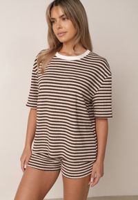 Born2be - Brązowy Komplet Bawełniany z Dzianiny Szorty i T-shirt o Luźnym Kroju w Paski Proseltte. Kolor: brązowy. Materiał: bawełna, dzianina. Wzór: paski #1