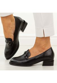 Czarne półbuty damskie, mokasyny M.Daszyński Sa267-7. Okazja: na co dzień, na spotkanie biznesowe, do pracy. Nosek buta: okrągły. Kolor: czarny. Szerokość cholewki: normalna. Wzór: aplikacja. Materiał: skóra. Sezon: wiosna, jesień, lato. Obcas: na obcasie. Styl: casual, biznesowy, elegancki, klasyczny. Wysokość obcasa: niski #1