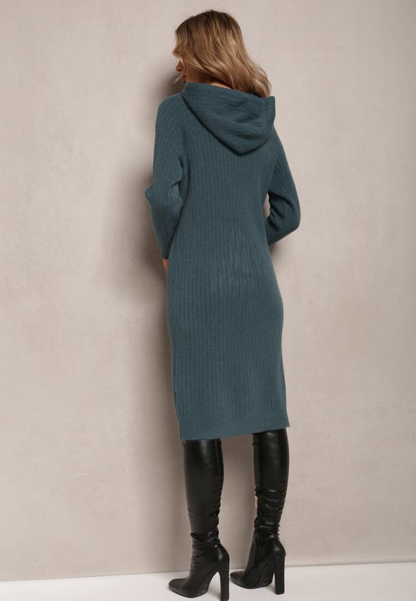 Renee - Ciemnozielona Wełniana Sukienka w Prążki z Kapturem Opiuda. Okazja: na co dzień. Typ kołnierza: kaptur. Kolor: zielony. Materiał: wełna. Długość rękawa: długi rękaw. Wzór: prążki. Typ sukienki: sportowe. Styl: casual, elegancki, sportowy