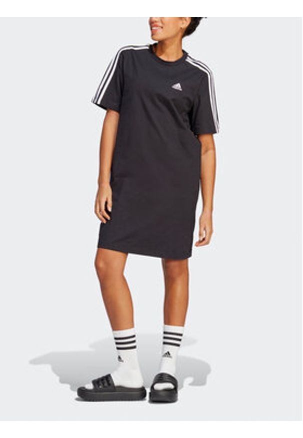 Adidas - adidas Sukienka codzienna Essentials 3-Stripes Single Jersey Boyfriend Tee Dress HR4923 Czarny Loose Fit. Okazja: na co dzień. Kolor: czarny. Materiał: bawełna. Typ sukienki: proste. Styl: casual