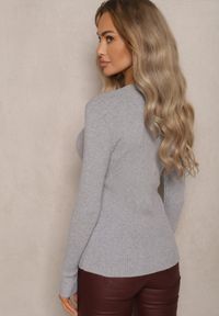 Renee - Szary Prążkowany Sweter z Bawełną i Guzikami Mirisia. Okazja: na co dzień, na spotkanie biznesowe, do pracy. Typ kołnierza: dekolt w kształcie V. Kolor: szary. Materiał: bawełna, prążkowany. Styl: biznesowy, casual, elegancki #4