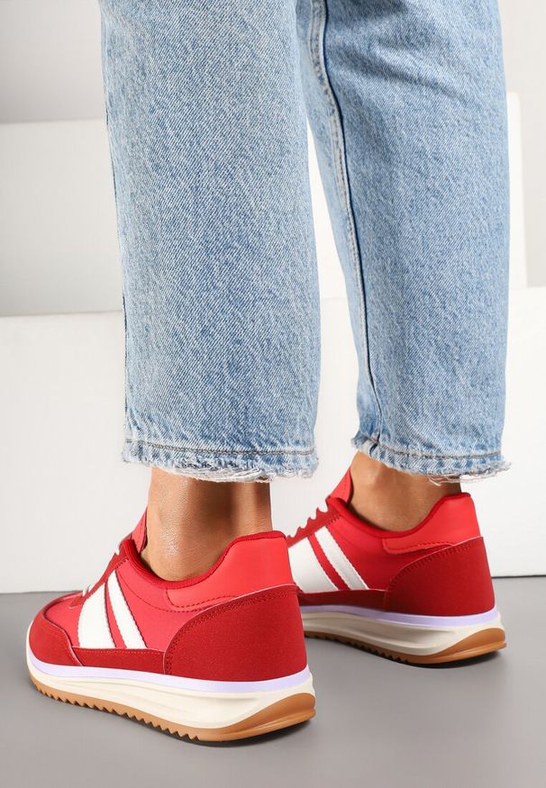 Renee - Czerwone Sneakersy w Stylu Kultowych Tenisówek z Przeszyciami Lelluria. Nosek buta: okrągły. Kolor: czerwony. Materiał: jeans. Obcas: na płaskiej podeszwie