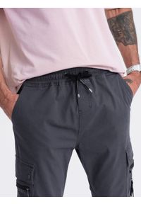 Ombre Clothing - Męskie spodnie JOGGERY z zapinanymi kieszeniami cargo - grafitowe V3. Okazja: na co dzień. Kolor: szary. Materiał: elastan, bawełna. Wzór: aplikacja. Styl: casual #3