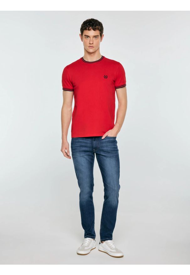 Big-Star - Koszulka męska z kontrastowym wykoŅczeniem czerwona Polias 603. Kolor: czerwony. Materiał: bawełna. Wzór: aplikacja, haft, ze splotem. Styl: elegancki, klasyczny, sportowy