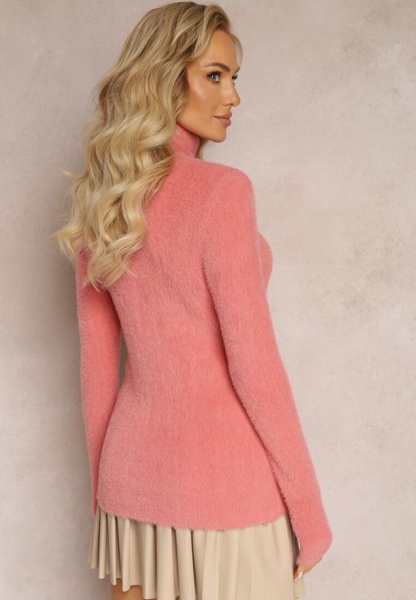 Renee - Różowy Dopasowany Golf z Wełną i Ściągaczami Pacieche. Typ kołnierza: golf. Kolor: różowy. Materiał: wełna. Wzór: jednolity