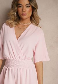 Renee - Jasnoróżowy Taliowany Kombinezon z Zakładkowym Dekoltem i Gumką w Pasie Vimalynna. Okazja: na co dzień. Kolor: różowy. Styl: klasyczny, elegancki, casual
