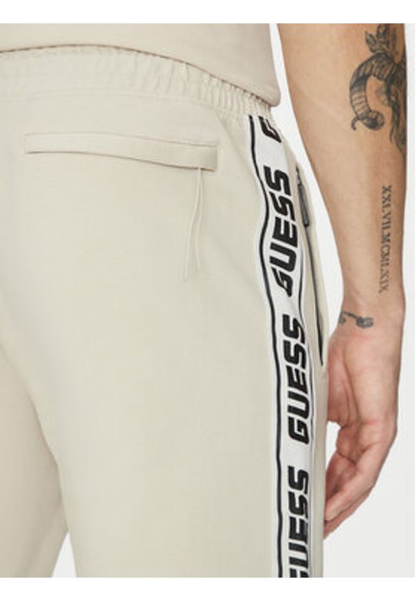 Guess Szorty sportowe Z2YD02 K6ZS1 Écru Regular Fit. Materiał: bawełna. Styl: sportowy