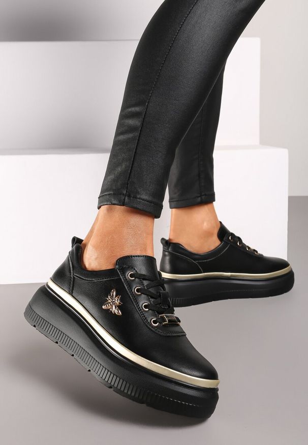 Born2be - Czarne Skórzane Sneakersy na Grubej Podeszwie z Metaliczną Ozdobą Nericia. Okazja: na spotkanie biznesowe. Kolor: czarny. Materiał: skóra. Wzór: aplikacja