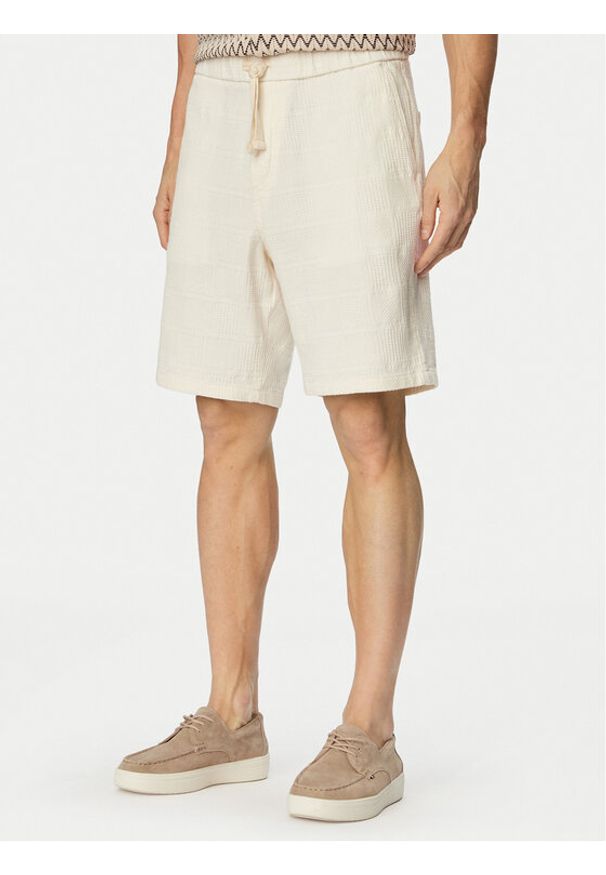 JOOP! Jeans Szorty materiałowe Riv-W 30102887 Kremowy Regular Fit. Kolor: kremowy. Materiał: bawełna