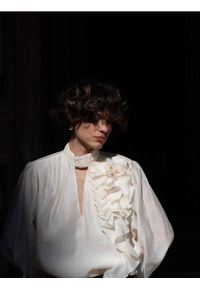 Reserved - Bluzka z aplikacją 3D - złamana biel. Materiał: tkanina. Wzór: aplikacja #1