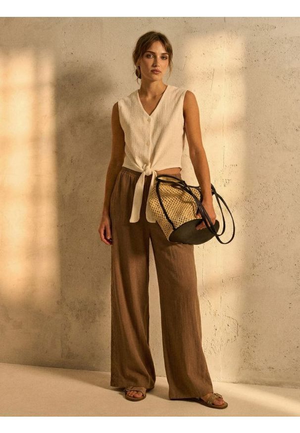 Sinsay - Bluzka koszulowa bez rękawów - kremowy. Kolor: kremowy. Długość rękawa: bez rękawów