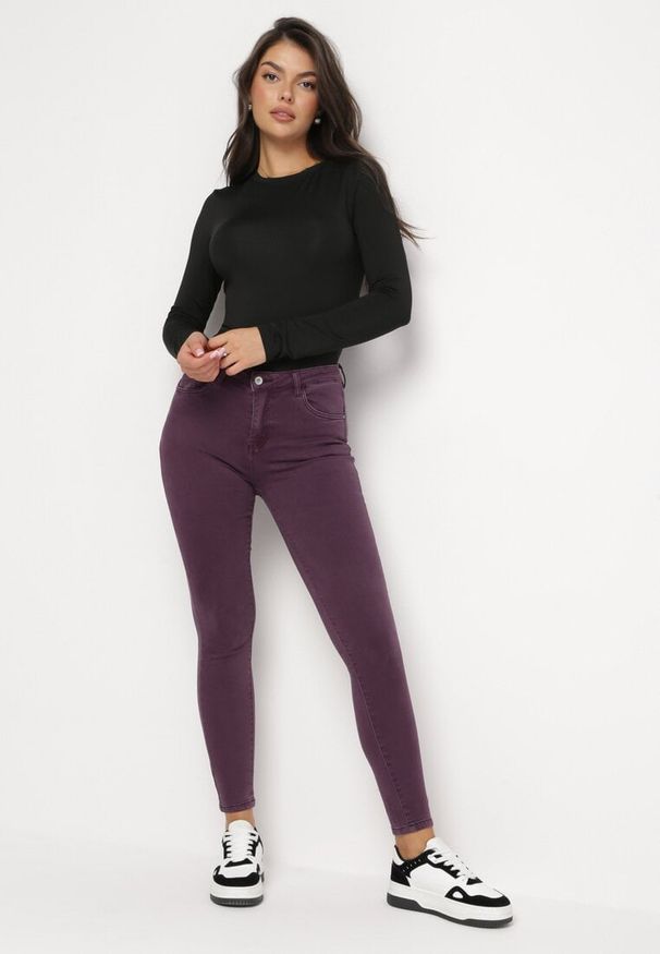 Born2be - Ciemnofioletowe Jeansy Skinny z Regularnym Stanem Ingas. Kolor: fioletowy. Długość: krótkie. Wzór: gładki