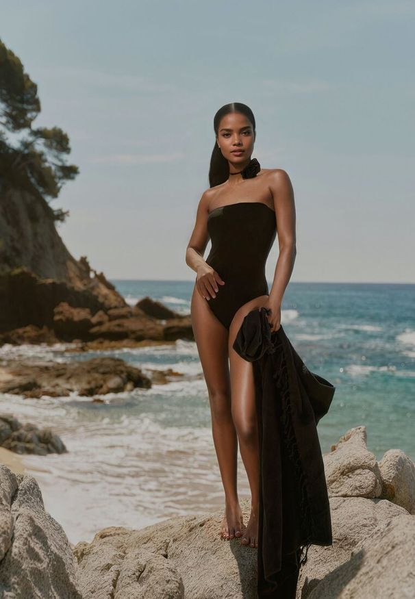 Renee - Czarny Strój Kąpielowy z Paskiem i Naszyjnikiem z Kwiatem 3D Irisrita. Kolor: czarny. Wzór: kwiaty