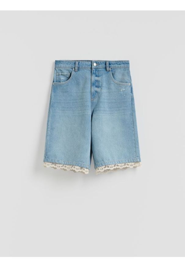 Reserved - Jeansowe szorty z koronką - niebieski. Kolor: niebieski. Materiał: jeans, koronka. Wzór: koronka