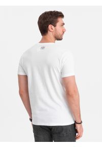 Ombre Clothing - T-shirt męski bawełniany z nadrukiem geometrycznym i logotypem - biały V1 OM-TSPT-0141 - XXL. Kolor: biały. Materiał: bawełna. Wzór: geometria, nadruk