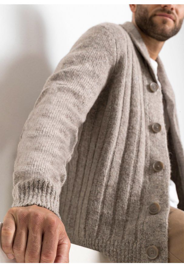 bonprix - Sweter rozpinany w prążkowany wzór. Kolor: beżowy. Materiał: dzianina, prążkowany. Wzór: prążki. Styl: klasyczny