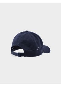 4f - Czapka z daszkiem strapback męska - granatowa. Kolor: niebieski. Materiał: materiał, syntetyk. Wzór: aplikacja. Sezon: lato. Styl: casual, klasyczny, sportowy