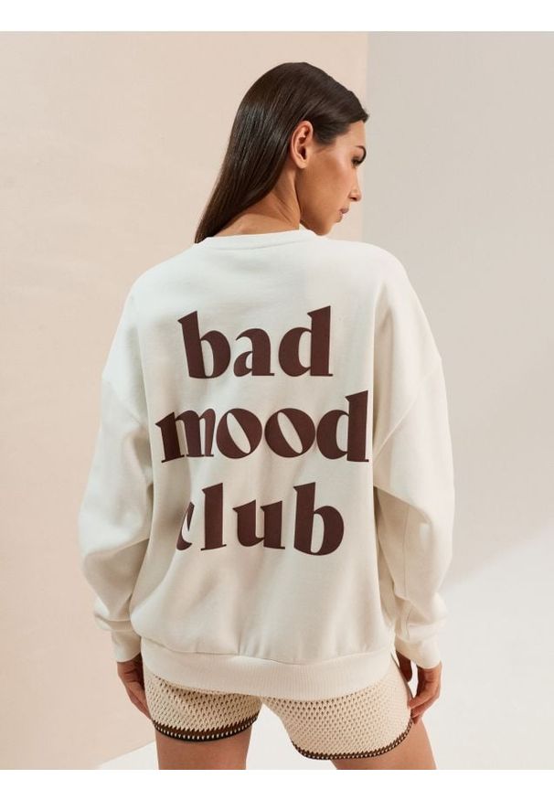Sinsay - Bluza crewneck z napisem na plecach - kremowy. Kolor: kremowy. Wzór: napisy