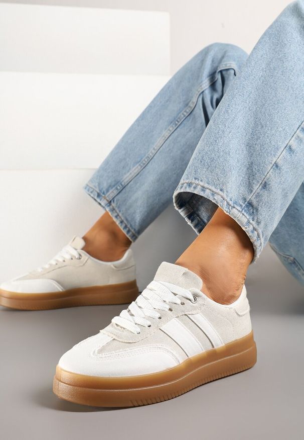 Born2be - Biało-Beżowe Sneakersy w Stylu Tenisówek z Paskami Falanisa. Okazja: na co dzień. Zapięcie: pasek. Kolor: biały. Materiał: jeans