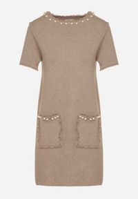 Born2be - Beżowa Trapezowa Sukienka Sweterkowa Ozdobiona Perełkami Eletusa. Okazja: na co dzień. Kolor: beżowy. Wzór: aplikacja. Typ sukienki: trapezowe. Styl: casual, elegancki. Długość: midi #5