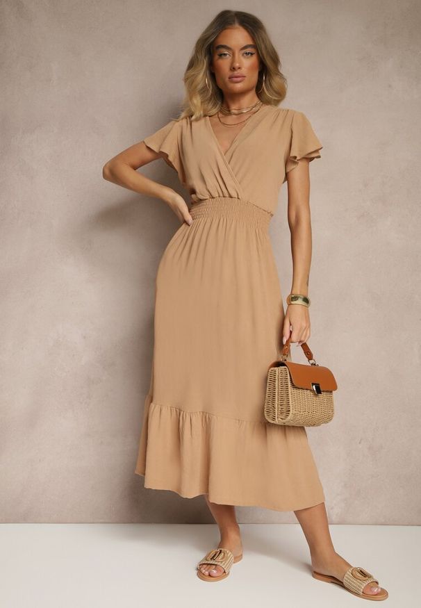 Renee - Beżowa Kopertowa Sukienka o Rozkloszowanym Fasonie z Gumką w Talii Reivione. Okazja: na co dzień. Typ kołnierza: dekolt w serek. Kolor: beżowy. Materiał: materiał. Typ sukienki: kopertowe. Styl: casual, klasyczny