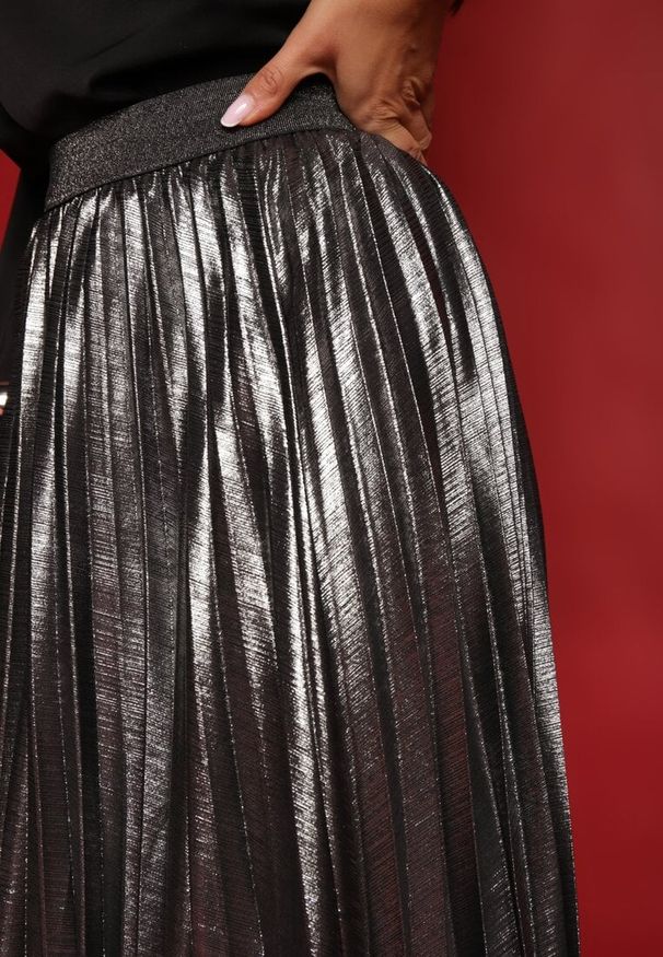 Renee - Srebrna Rozkloszowana Spódnica z Plisami i Gumką w Talii Przeszyta Metaliczną Nicią Nelithiel. Okazja: na co dzień. Kolor: srebrny. Materiał: tkanina. Styl: elegancki, casual