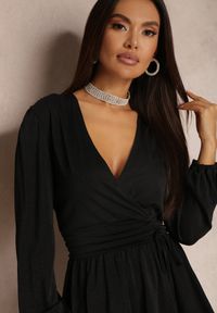 Renee - Czarna Sukienka Rozkloszowana z Metaliczną Nitką Necile. Okazja: na co dzień, do pracy. Kolor: czarny. Typ sukienki: proste, rozkloszowane. Styl: wizytowy, casual #4