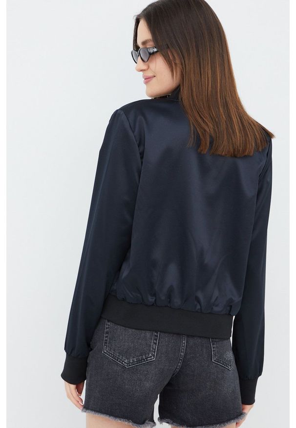 Fila kurtka bomber dwustronna damska kolor czarny przejściowa. Okazja: na co dzień. Kolor: czarny. Materiał: materiał, satyna. Wzór: ze splotem. Styl: casual