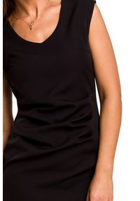 Stylove - Elegancka sukienka ołówkowa z marszczeniem bez rękawów czarna. Okazja: na spotkanie biznesowe, do pracy. Kolor: czarny. Długość rękawa: bez rękawów. Typ sukienki: ołówkowe. Styl: elegancki #2