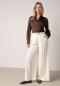 Born2be - Białe Szerokie Spodnie Wiskozowe w Garniturowym Stylu z Paskiem Qera. Okazja: na co dzień. Kolor: biały. Materiał: wiskoza. Styl: casual, elegancki, klasyczny #1