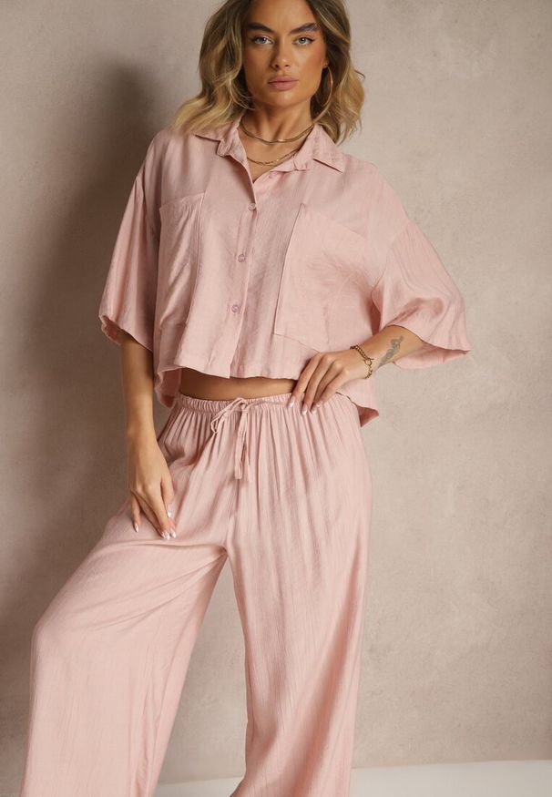 Renee - Ciemnoróżowy Komplet z Wiskozy o Kroju Oversize Koszula i Spodnie Dovaraella. Kolor: różowy. Materiał: wiskoza