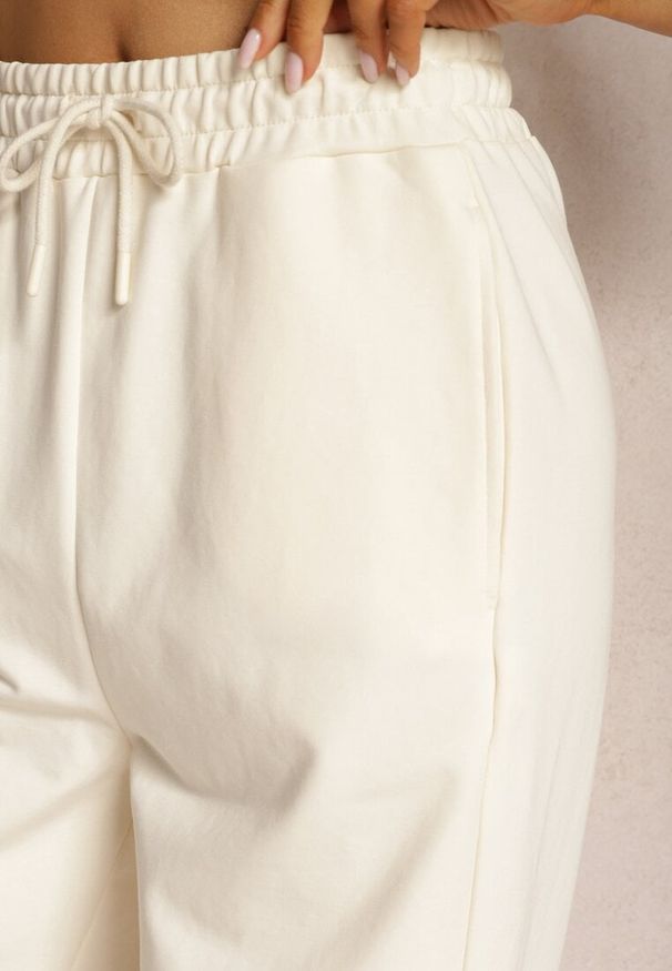 Renee - Jasnobeżowe Dresowe Spodnie High Waist z Gumką w Talii Dimlara. Okazja: na co dzień. Stan: podwyższony. Kolor: beżowy. Materiał: dresówka. Styl: casual, elegancki