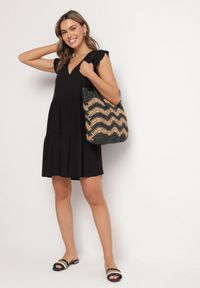 Born2be - Czarna Rozkloszowana Sukienka z Bawełny Ozdobiona Falbankami Natiriane. Okazja: na co dzień. Typ kołnierza: kołnierz z falbankami. Kolor: czarny. Materiał: bawełna. Wzór: aplikacja. Sezon: wiosna, lato. Styl: elegancki, casual #6