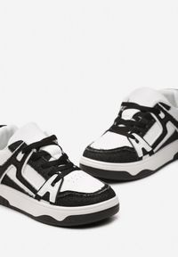 Renee - Czarno-Białe Sneakersy Ozdobione Jeansowymi Naszywkami Cliome. Kolor: czarny. Materiał: jeans. Wzór: aplikacja #2