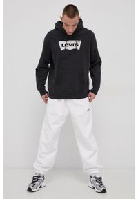 Levi's® - Levi's Bluza bawełniana męska kolor czarny z kapturem z nadrukiem. Okazja: na co dzień, na spotkanie biznesowe. Typ kołnierza: kaptur. Kolor: czarny. Materiał: bawełna. Wzór: nadruk. Styl: biznesowy, casual
