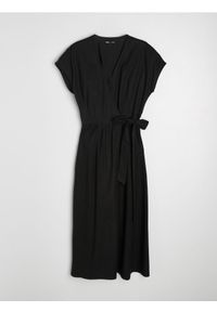 Sinsay - Kopertowa sukienka maxi z wiskozą i domieszką lnu - czarny. Kolor: czarny. Materiał: wiskoza, len. Typ sukienki: kopertowe. Długość: maxi #1