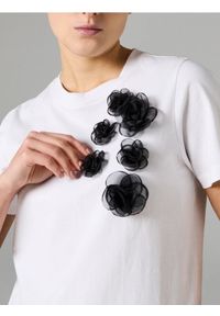 Sinsay - Bawełniana koszulka z aplikacjami 3D - biały. Kolor: biały. Materiał: bawełna. Wzór: aplikacja #1