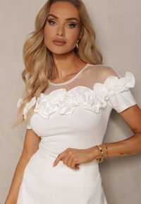 Renee - Biała Bluzka z Bawełny z Krótkim Rękawem Ozdobiona Falbanką i Siateczką Minalia. Okazja: do pracy, na co dzień. Kolor: biały. Materiał: bawełna. Długość rękawa: krótki rękaw. Długość: krótkie. Wzór: aplikacja. Styl: casual, wizytowy